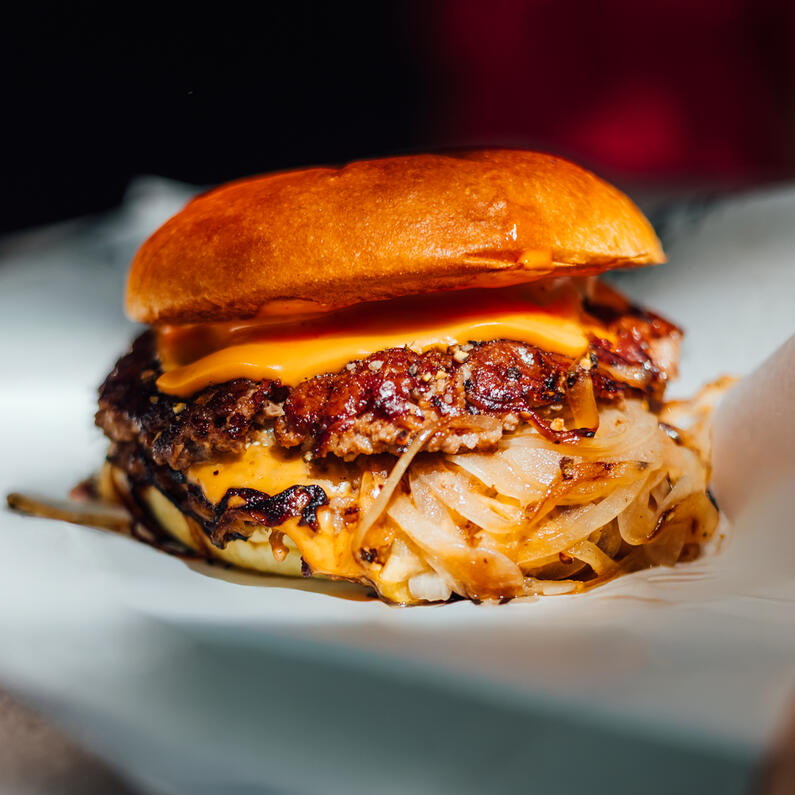 Oklahoma Smashburger mit zwei knusprig gesmashten Beef Patties, geschmolzenem Käse und gebratenen Zwiebeln bei der Probierbude Hannover.