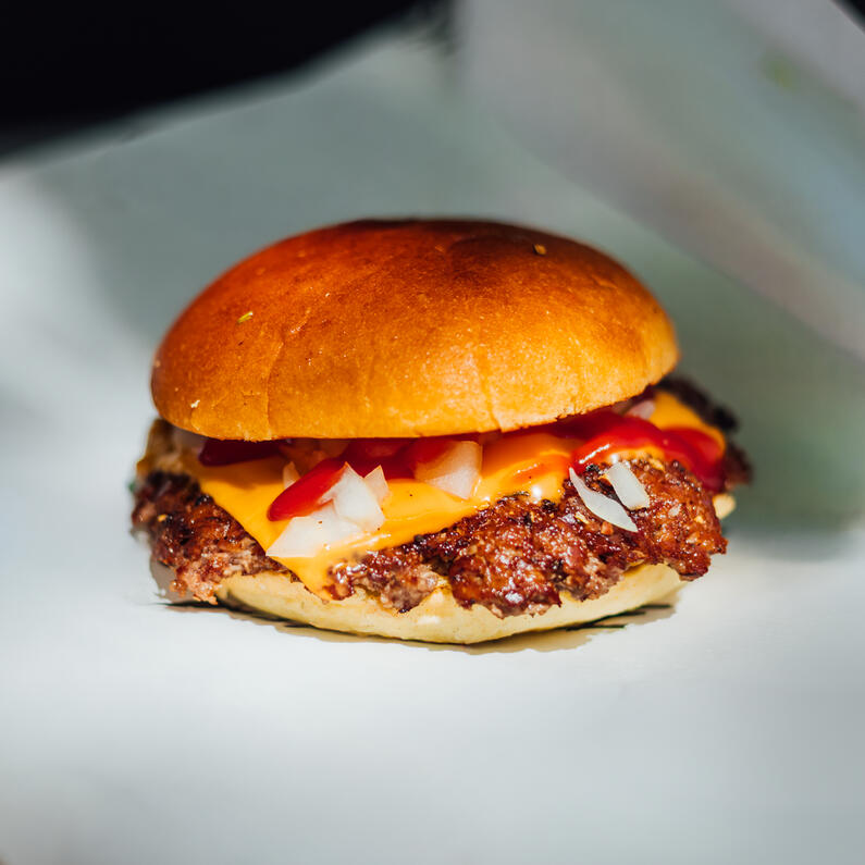 Easy Cheese Burger Smashed Beef Burger mit geschmolzenem Cheddar, frischen Zwiebeln und Ketchup im Brioche Bun bei der Probierbude Hannover.