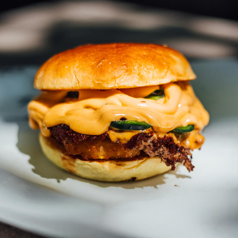 Chili Cheese Burger Chili Cheese Smashburger mit knusprigem Beef Patty, geschmolzenem Cheddar, cremiger Käsesauce und Jalapeños im Brioche Bun bei der Probierbude in Hannover-Südstadt.
